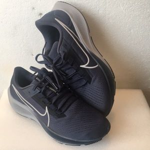 Women Nike Zoom Pegasus ( size 9.5 )